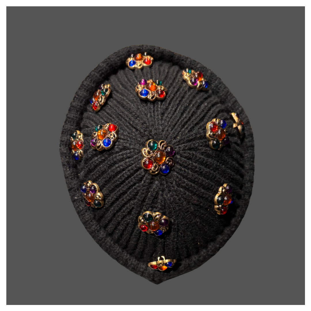 Black woven cap with vintage buttons 